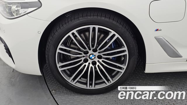 BMW 5-Series G30 530e M Sport - фото 4