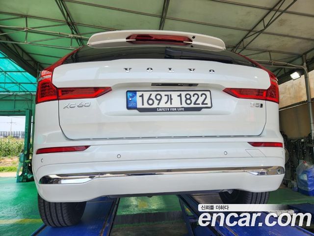 Volvo XC60 2-го поколения B5 Ultimate Bright - фото 1