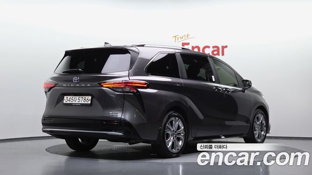 Toyota Sienna 4-го поколения 2.5 Hybrid 2WD - фото 1