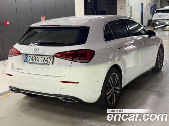 Mercedes-Benz A-Class W177 A220 Hatchback - фото 3