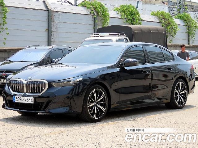 BMW 5-Series G60 530e M Sport - фото 1