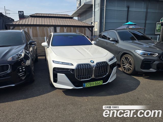 BMW 7-Series G70 740i xDrive M Sport - фото 0