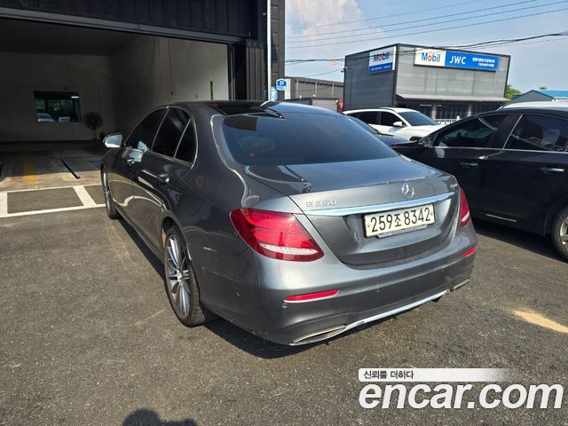 Mercedes-Benz E-Class W213 E350 4MATIC AMG Line - фото 1