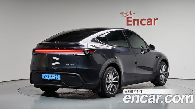 Tesla Model Y Long Range AWD - фото 0