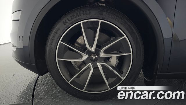 Tesla Model Y Long Range AWD - фото 3