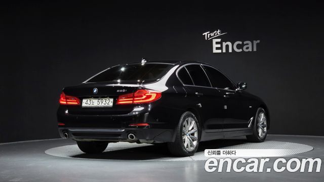 BMW 5-Series G30 520i Luxury - фото 1
