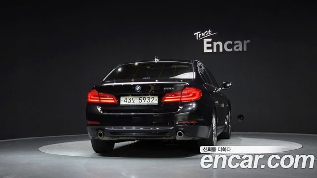 BMW 5-Series G30 520i Luxury - фото 3