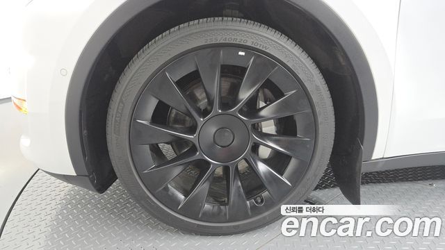 Tesla Model Y Long Range AWD - фото 4