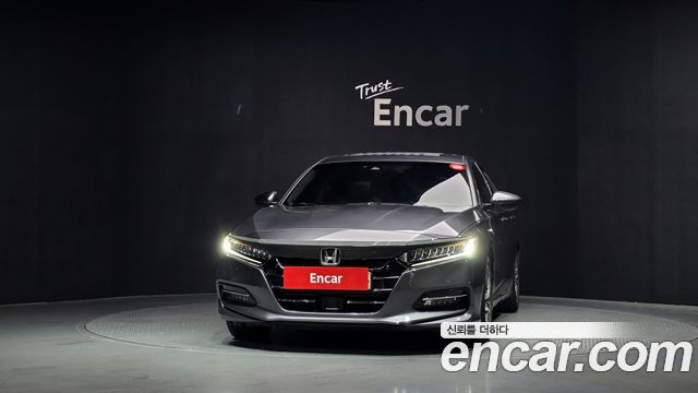 Honda Accord 10-го поколения 2.0 Hybrid Touring - фото 2