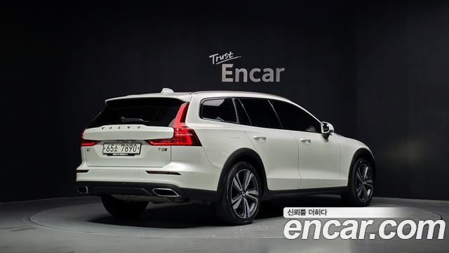 Volvo V60 2-го поколения T5 Pro AWD - фото 1