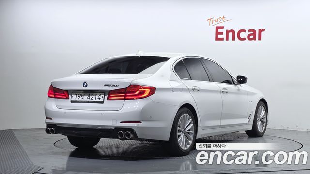 BMW 5-Series G30 530i Luxury Plus - фото 1