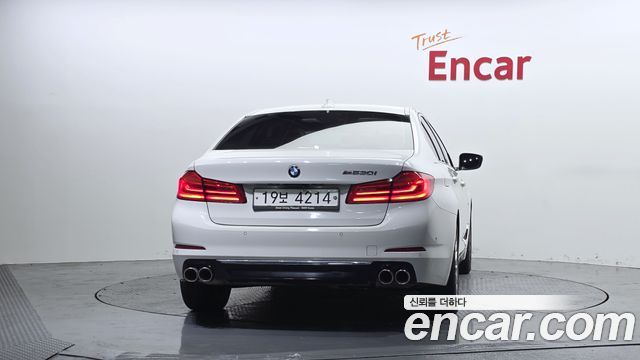 BMW 5-Series G30 530i Luxury Plus - фото 3