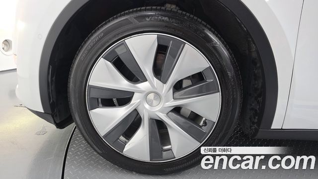 Tesla Model Y Long Range AWD - фото 4