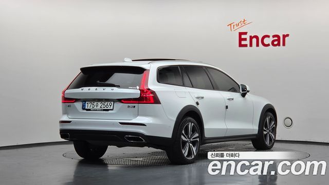 Volvo V60 2-го поколения B5 Pro AWD - фото 1