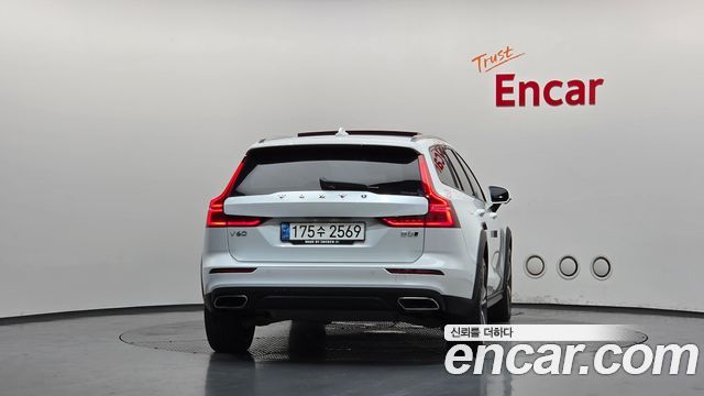 Volvo V60 2-го поколения B5 Pro AWD - фото 3