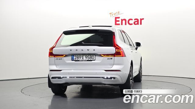 Volvo XC60 2-го поколения B5 Ultra Bright - фото 3