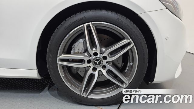 Mercedes-Benz E-Class W213 E300 AMG Line - фото 4