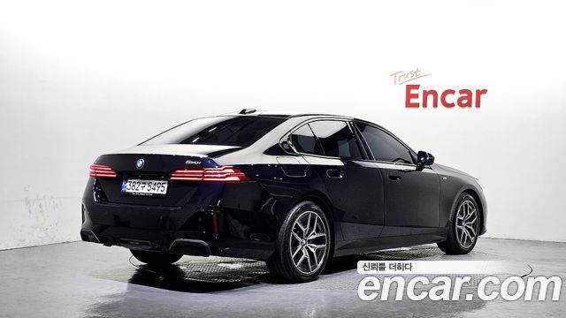 BMW 5-Series G60 520i M Sport - фото 1