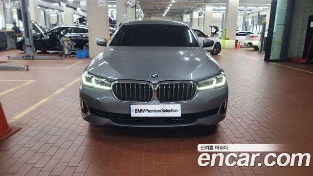 BMW 5-Series G30 520i Luxury - фото 2