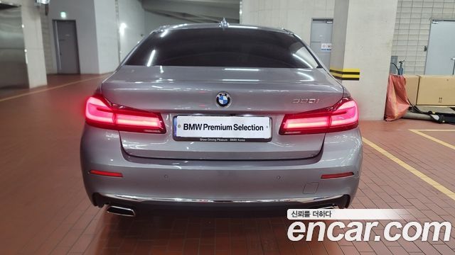 BMW 5-Series G30 520i Luxury - фото 3