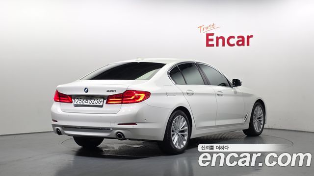 BMW 5-Series G30 530i Luxury Plus - фото 1