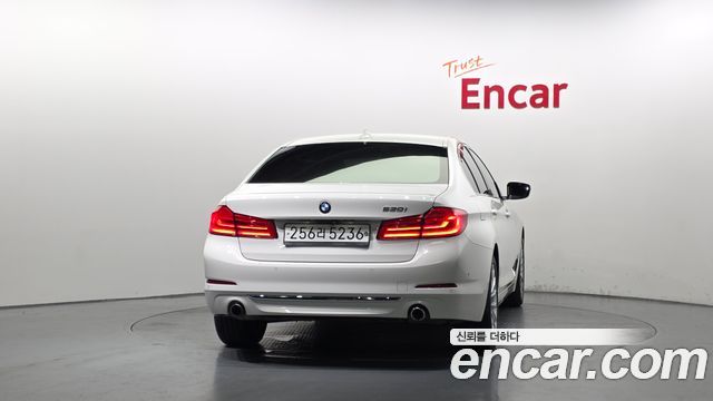 BMW 5-Series G30 530i Luxury Plus - фото 3