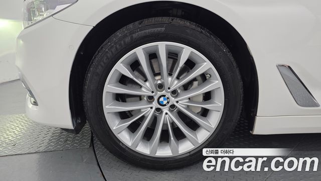 BMW 5-Series G30 530i Luxury Plus - фото 4
