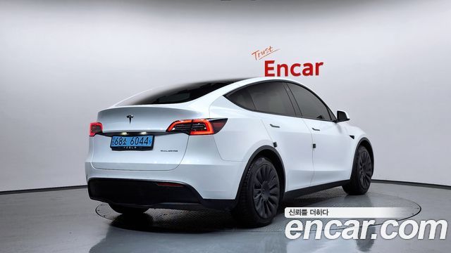 Tesla Model Y Standard Range RWD - фото 1