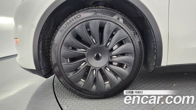 Tesla Model Y Standard Range RWD - фото 4