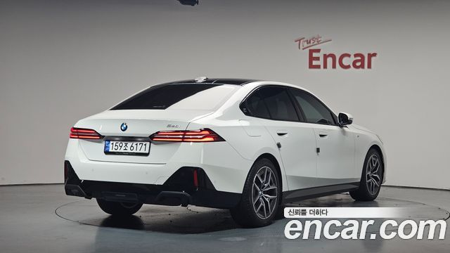 BMW 5-Series G60 520i M Sport - фото 1