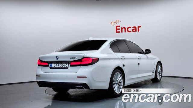 BMW 5-Series G30 530e Luxury - фото 1