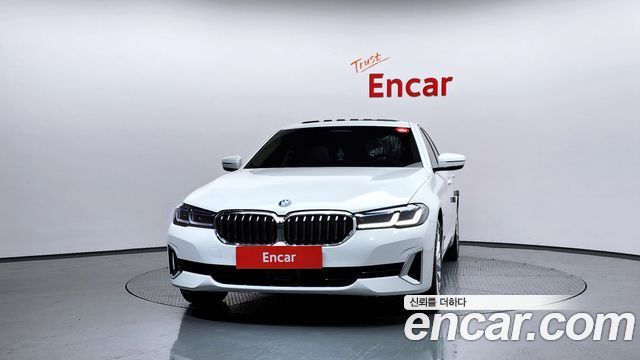BMW 5-Series G30 530e Luxury - фото 2