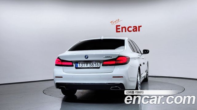 BMW 5-Series G30 530e Luxury - фото 3