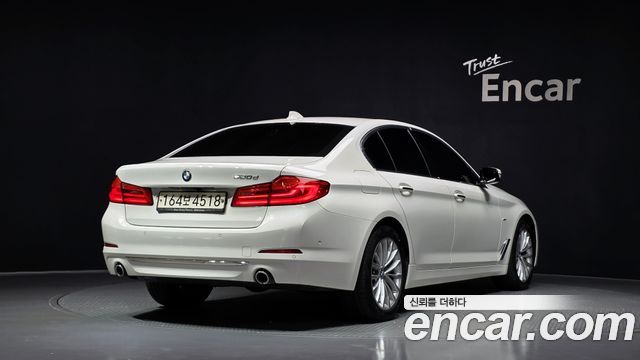 BMW 5-Series G30 520d Luxury Plus - фото 1