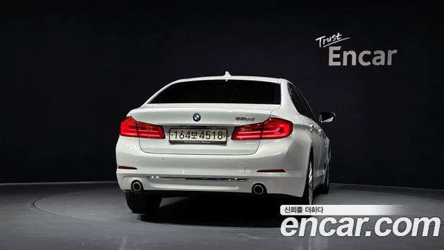 BMW 5-Series G30 520d Luxury Plus - фото 3