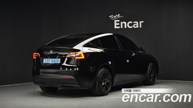 Tesla Model Y RWD - фото 1