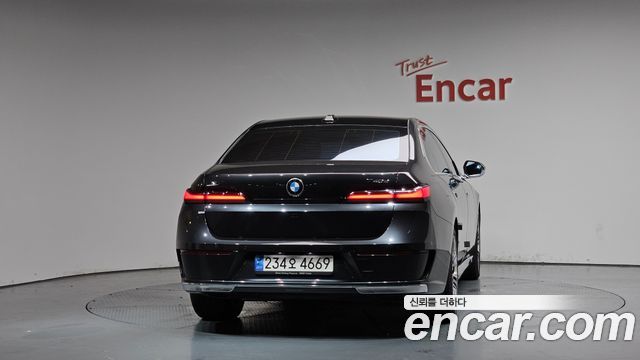 BMW 7-Series G70 740d xDrive Design Pure Excellence - фото 2