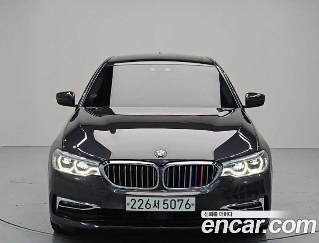 BMW 5-Series G30 520d Luxury Plus - фото 1
