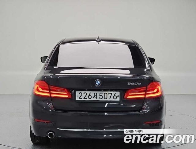 BMW 5-Series G30 520d Luxury Plus - фото 2
