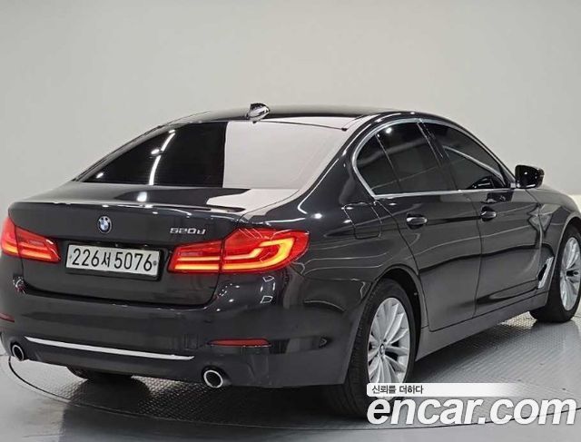 BMW 5-Series G30 520d Luxury Plus - фото 3