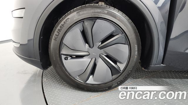 Tesla Model Y RWD - фото 4