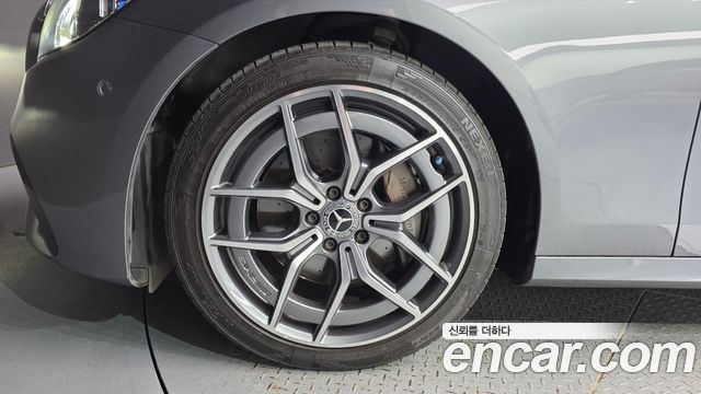 Mercedes-Benz E-Class W213 E220d 4MATIC AMG Line - фото 4