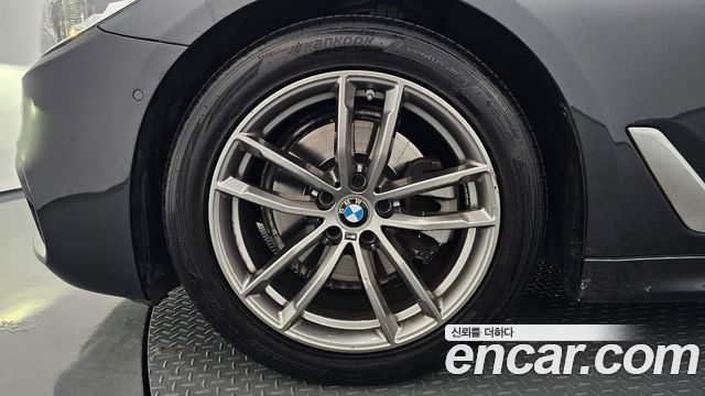 BMW 5-Series G30 520i M Sport - фото 4