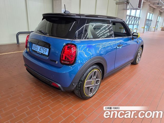 Mini Cooper SE Electric 3rd - фото 2