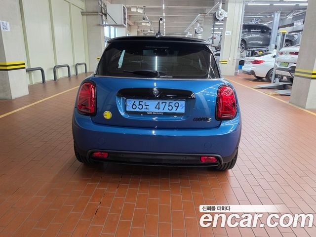 Mini Cooper SE Electric 3rd - фото 3