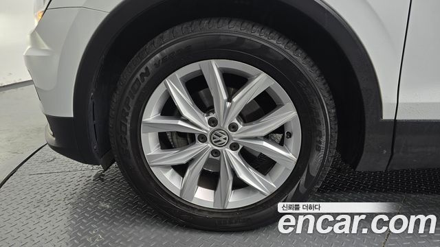 Volkswagen Tiguan 2-го поколения 2.0 TDI Premium - фото 3
