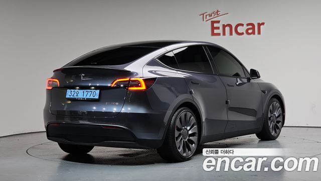 Tesla Model Y Performance AWD - фото 0