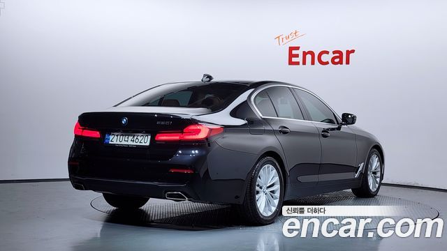 BMW 5-Series G30 520i Luxury - фото 1