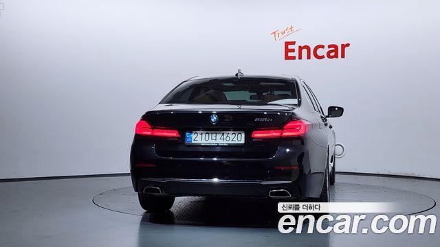 BMW 5-Series G30 520i Luxury - фото 3