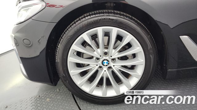 BMW 5-Series G30 520i Luxury - фото 4